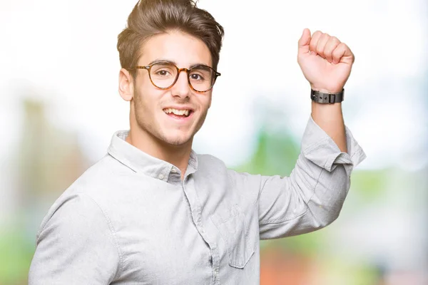 Joven Hombre Guapo Con Gafas Sobre Fondo Aislado Bailando Feliz —  Fotos de Stock