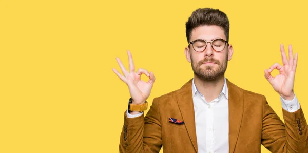 Joven Hombre Negocios Guapo Con Gafas Relajarse Sonreír Con Los —  Fotos de Stock