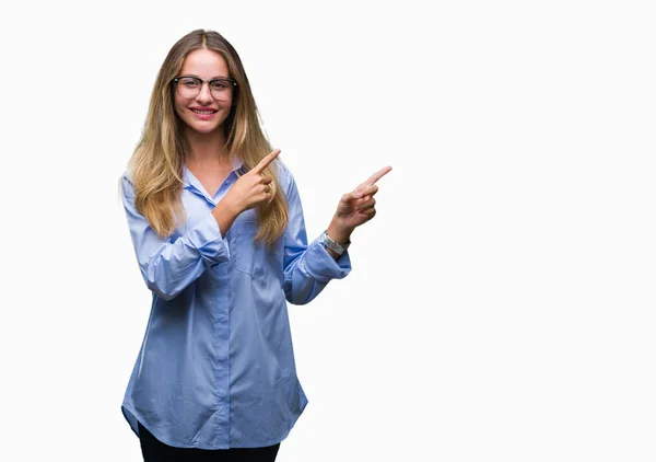 Junge Schöne Blonde Geschäftsfrau Mit Brille Über Isoliertem Hintergrund Lächelt — Stockfoto