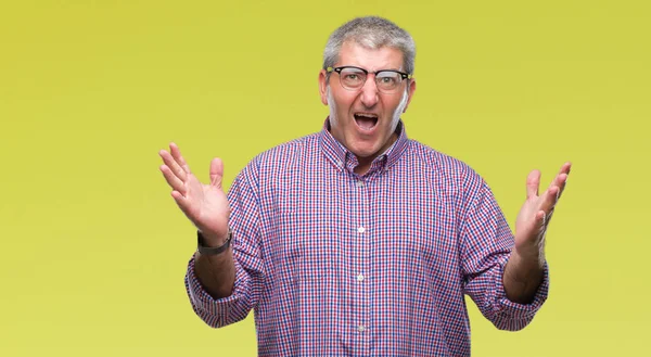Stilig Senior Man Bär Glasögon Över Isolerade Bakgrund Firar Crazy — Stockfoto