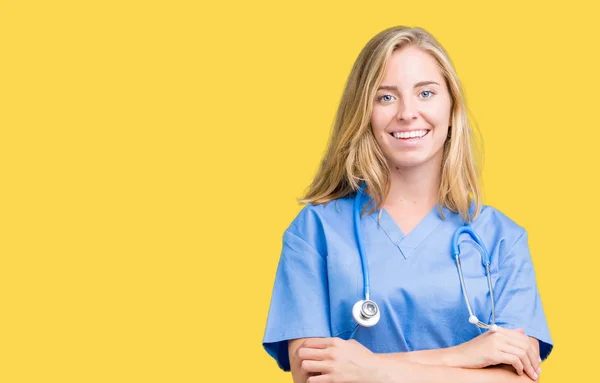 Schöne Junge Ärztin Medizinischer Uniform Über Isoliertem Hintergrund Glücklich Lächelnd — Stockfoto