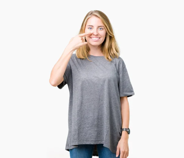 Hermosa Mujer Joven Que Lleva Una Camiseta Informal Gran Tamaño —  Fotos de Stock