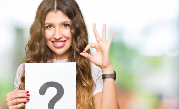 Young Adult Woman Holding Paper Question Mark Doing Sign Fingers — Stock Photo, Image