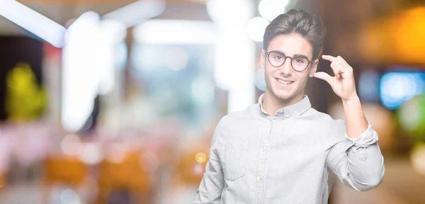 Joven Hombre Guapo Con Gafas Sobre Fondo Aislado Sonriente Seguro — Foto de Stock