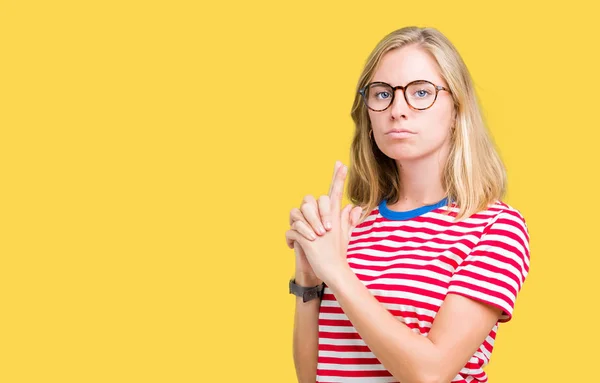 Hermosa Joven Con Gafas Sobre Fondo Aislado Sosteniendo Arma Simbólica —  Fotos de Stock