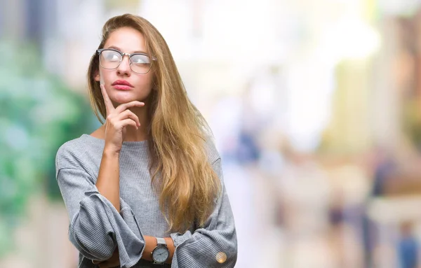 Fiatal Szép Szőke Fölött Elszigetelt Háttér Szemüveg Kezét Álla Gondolkodás — Stock Fotó