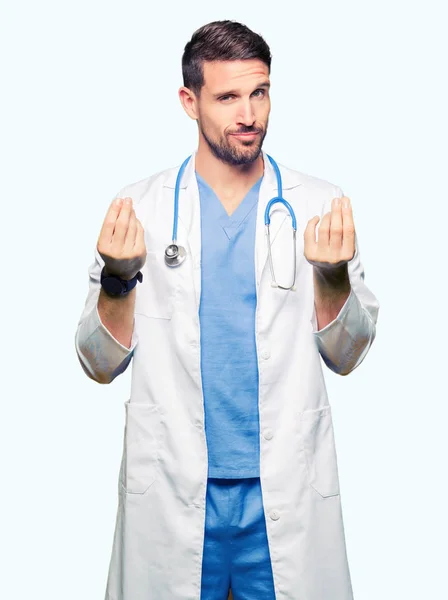 Bell Uomo Dottore Che Indossa Uniforme Medica Sfondo Isolato Facendo — Foto Stock