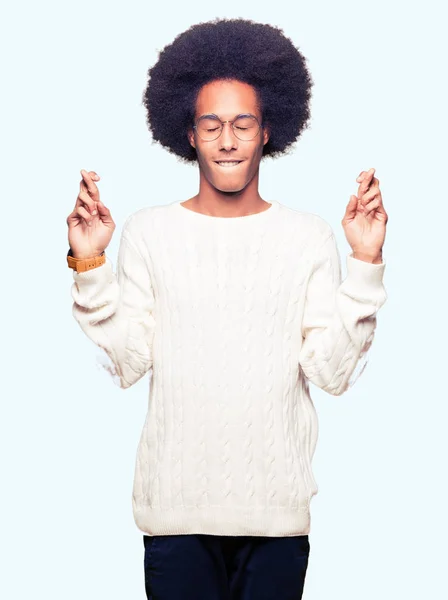 Giovane Uomo Afro Americano Con Capelli Afro Con Gli Occhiali — Foto Stock