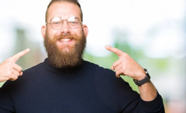 Joven Hombre Rubio Con Gafas Jersey Cuello Alto Sonriendo Confiado —  Fotos de Stock