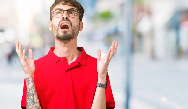 Joven Hombre Guapo Con Gafas Sobre Fondo Aislado Loco Loco — Foto de Stock