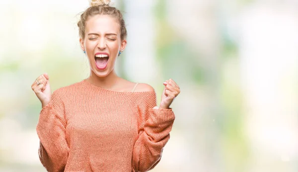 Bella Giovane Donna Bionda Sfondo Isolato Eccitato Successo Con Braccia — Foto Stock