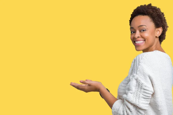 Bella Giovane Donna Afroamericana Che Indossa Maglione Sfondo Isolato Indicando — Foto Stock