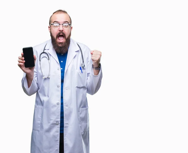 Ung Läkare Man Visar Smartphone Skärmen Över Isolerade Bakgrund Skrek — Stockfoto