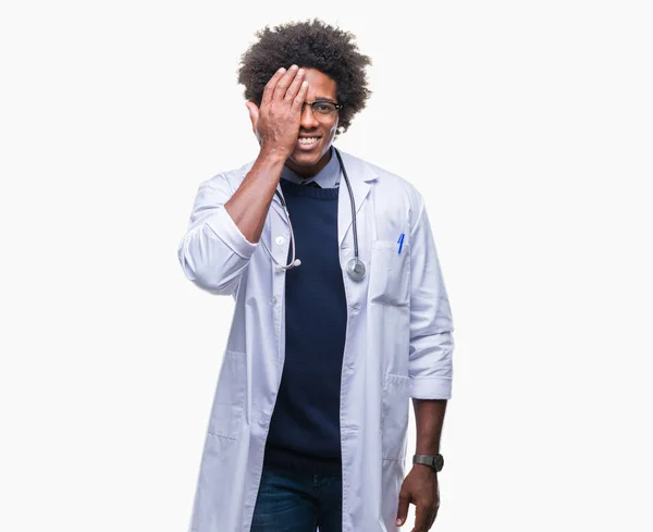 Afro Americano Médico Homem Sobre Fundo Isolado Cobrindo Olho Com — Fotografia de Stock