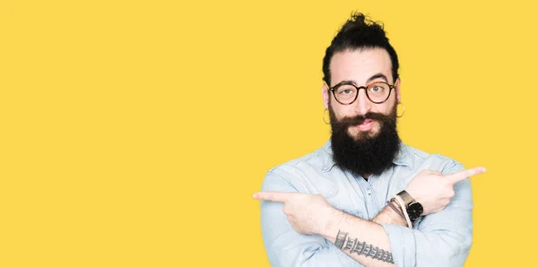 Jonge Hipster Man Met Lange Haren Baard Dragen Brillen Pointing — Stockfoto