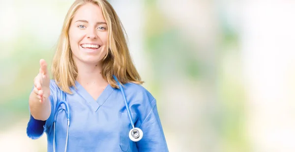 Bela Jovem Médica Mulher Vestindo Uniforme Médico Sobre Fundo Isolado — Fotografia de Stock