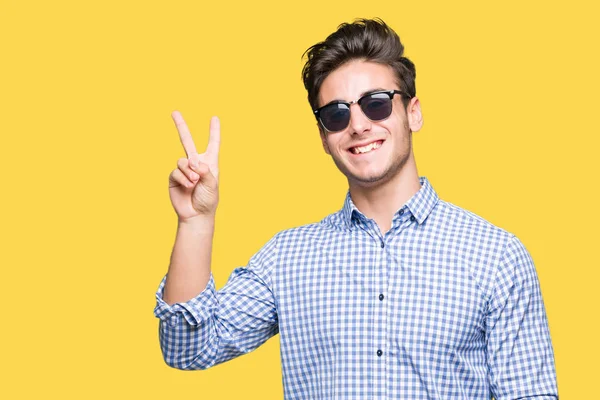 Homem Bonito Jovem Usando Óculos Sol Sobre Fundo Isolado Sorrindo — Fotografia de Stock