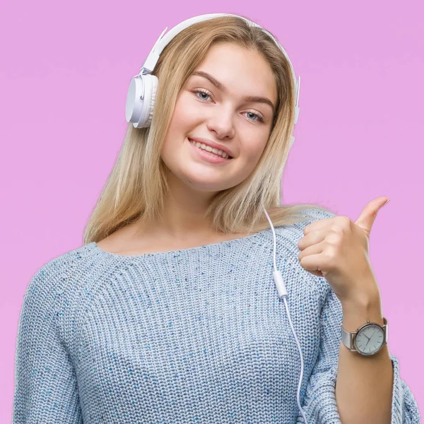 Unga Kaukasiska Kvinna Musiklyssnande Bär Hörlurar Över Isolerade Bakgrund Gör — Stockfoto