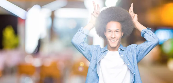 Giovane Uomo Afro Americano Con Capelli Afro Posa Divertente Pazzo — Foto Stock