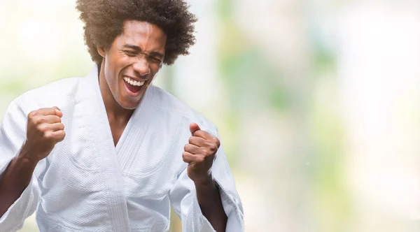 Afro American Człowiek Ubrany Karate Kimono Białym Tle Bardzo Szczęśliwy — Zdjęcie stockowe