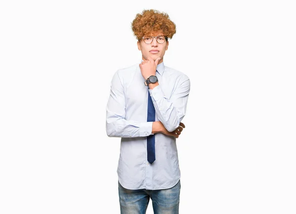 Junger Gutaussehender Geschäftsmann Mit Afro Brille Der Selbstbewusst Mit Verschränkten — Stockfoto