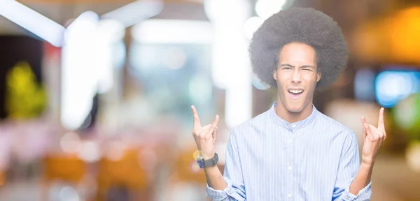 Giovane Uomo Afro Americano Con Capelli Afro Gridando Con Espressione — Foto Stock