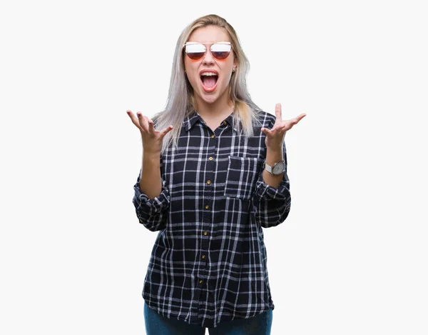 Junge Blonde Frau Mit Sonnenbrille Über Isoliertem Hintergrund Verrückt Und — Stockfoto