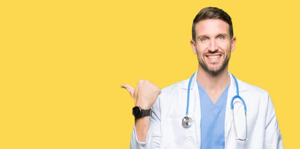 Bello Medico Uomo Indossa Uniforme Medica Sfondo Isolato Sorridente Con — Foto Stock