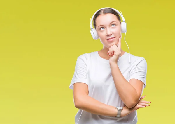 Jonge Kaukasische Vrouw Luisteren Naar Muziek Hoofdtelefoon Dragen Geïsoleerde Achtergrond — Stockfoto