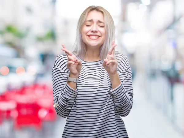 Giovane Donna Bionda Sfondo Isolato Sorridente Incrociando Dita Con Speranza — Foto Stock