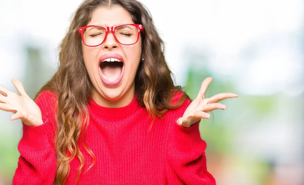 Ung Vacker Kvinna Som Bär Röda Glasögon Firar Galen Och — Stockfoto