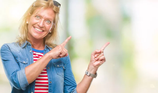 Blonde Vrouw Van Middelbare Leeftijd Geïsoleerde Achtergrond Glimlachen Kijken Naar — Stockfoto