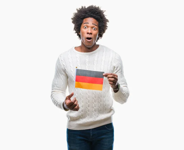Афро Американский Мужской Флаг Германии Изолированном Фоне Напуганный Шоке Неожиданным — стоковое фото