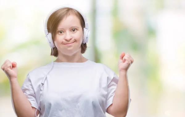 Junge Erwachsene Frau Mit Syndrom Trägt Kopfhörer Über Isoliertem Hintergrund — Stockfoto
