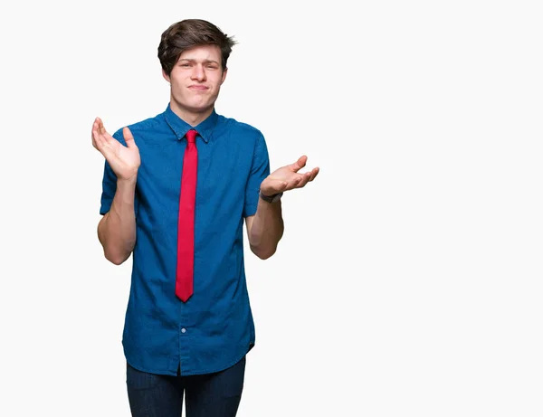 Pemuda Tampan Pria Bisnis Mengenakan Dasi Merah Atas Latar Belakang — Stok Foto