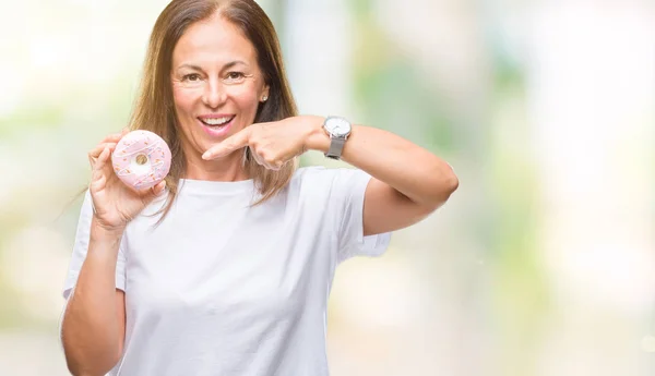 Hispanische Frau Mittleren Alters Isst Rosa Donut Über Isoliertem Hintergrund — Stockfoto