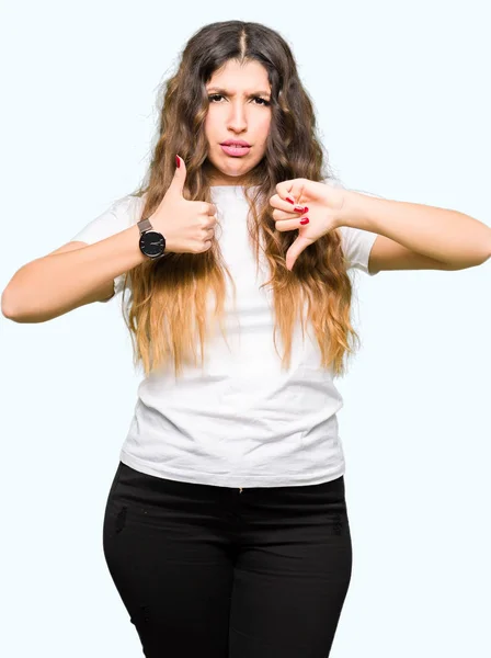 Junge Schöne Frau Legerem Weißen Shirt Daumen Hoch Und Runter — Stockfoto