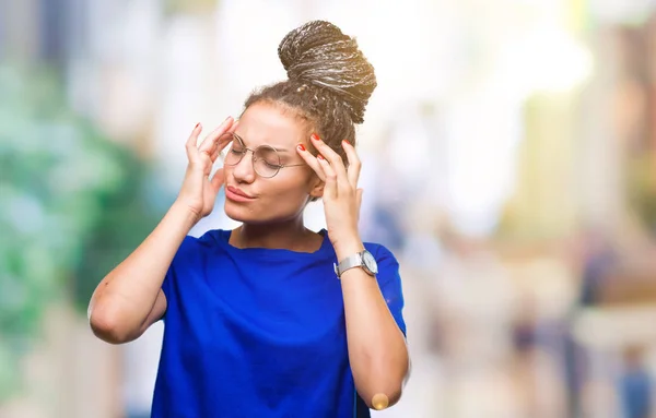 若いので頭の頭の中の痛みのために手で孤立した背景に眼鏡をかけて髪アフリカ系アメリカ人少女を編組ストレス 片頭痛に苦しんでいます — ストック写真