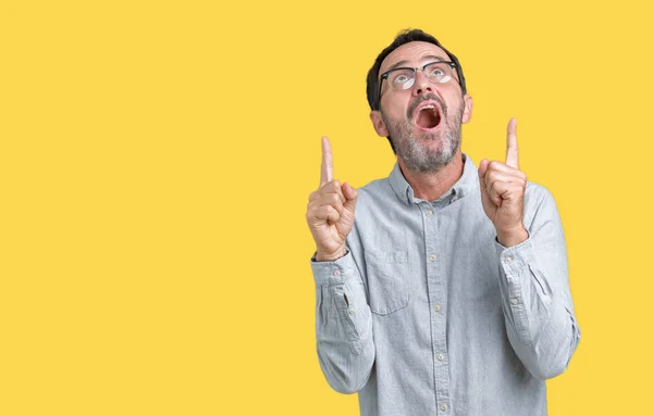 Guapo Mediana Edad Elegante Hombre Mayor Con Gafas Sobre Fondo — Foto de Stock