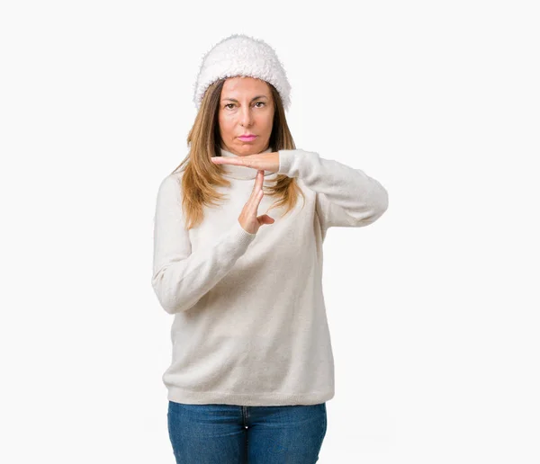 Schöne Frau Mittleren Alters Trägt Winterpullover Und Hut Über Isoliertem — Stockfoto