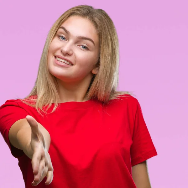 Giovane Donna Caucasica Sfondo Isolato Sorridente Amichevole Offrendo Stretta Mano — Foto Stock