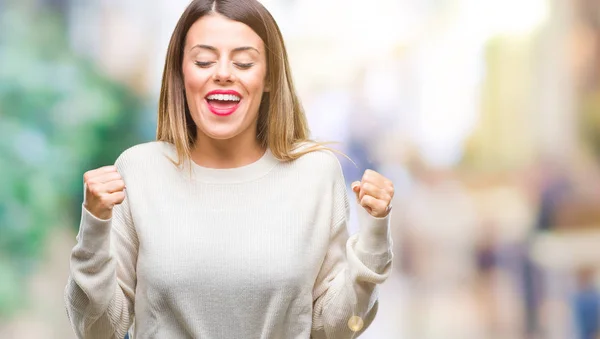 Mooie Jongedame Casual Witte Trui Geïsoleerde Achtergrond Enthousiast Voor Succes — Stockfoto