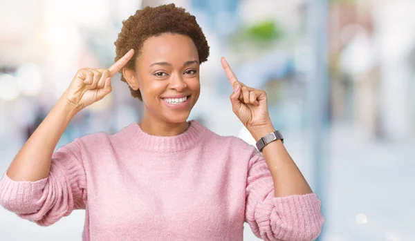 Vackra Unga Afroamerikanska Kvinnan Över Isolerade Bakgrund Leende Pekar Huvudet — Stockfoto