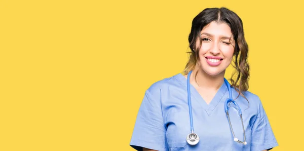 Jovem Adulto Médico Mulher Vestindo Uniforme Médico Piscando Olhando Para — Fotografia de Stock