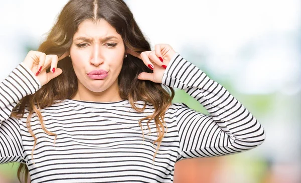 Junge Schöne Frau Gestreiftem Pullover Der Die Ohren Mit Den — Stockfoto