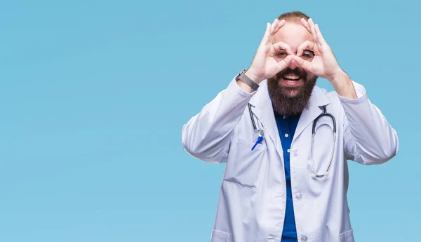 Jeune Médecin Caucasien Homme Portant Manteau Blanc Médical Sur Fond — Photo