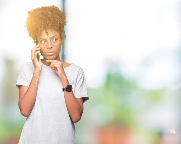 Genç Afro Amerikan Kadın Smartphone Izole Arka Plan Ciddi Bir — Stok fotoğraf