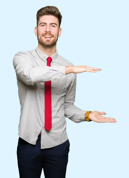 Joven Hombre Negocios Guapo Gesticulando Con Las Manos Mostrando Signo — Foto de Stock