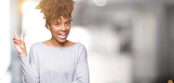 Hermosa Joven Afroamericana Sobre Fondo Aislado Sonriendo Con Cara Feliz —  Fotos de Stock