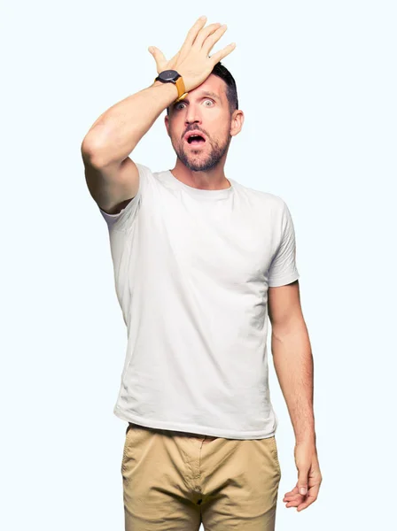Hombre Guapo Con Camiseta Blanca Casual Sorprendido Con Mano Cabeza —  Fotos de Stock